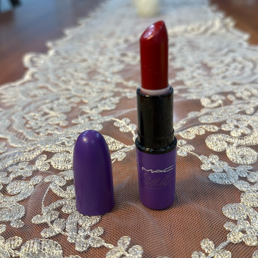 MAC x Selena Como La Flor Amplified Lipstick.